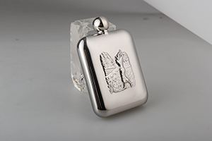 Hip flask whit mirror effect