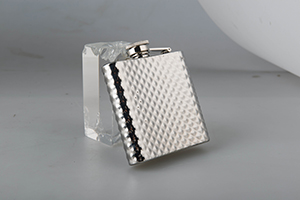 Hip flask whit mirror effect